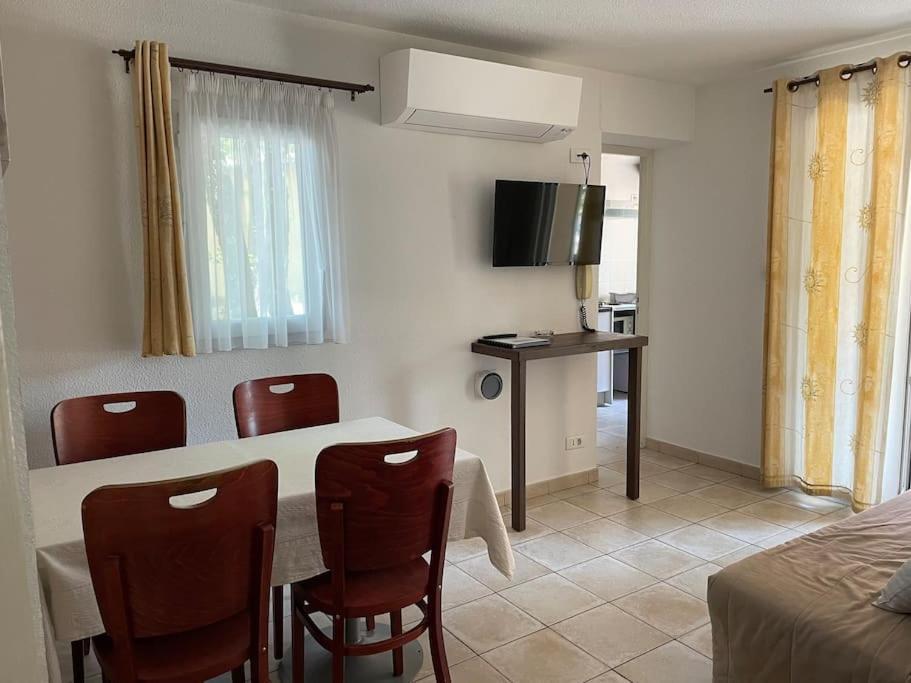 Holiday home Le Dourmidou - Avec Piscine, Au Pied Du Luberon
